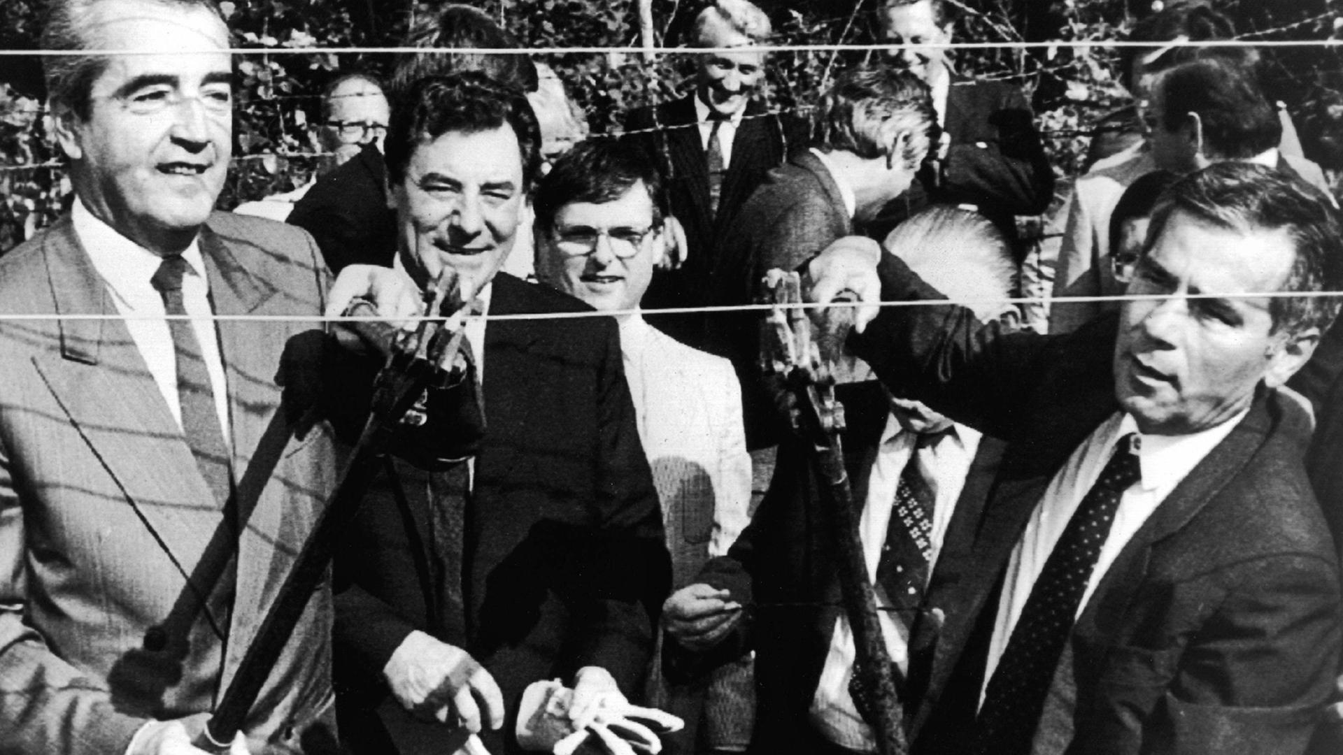 Gyula Horn (rechts) und sein oesterreichischer Amtskollege durchtrennen am 27. Juni 1989 im ungarischen Sopron den Stacheldraht am gemeinsamen Grenzzaun. Gyula Horn (rechts) und sein oesterreichischer Amtskollege durchtrennen am 27. Juni 1989 im ungarischen Sopron den Stacheldraht am gemeinsamen Grenzzaun.