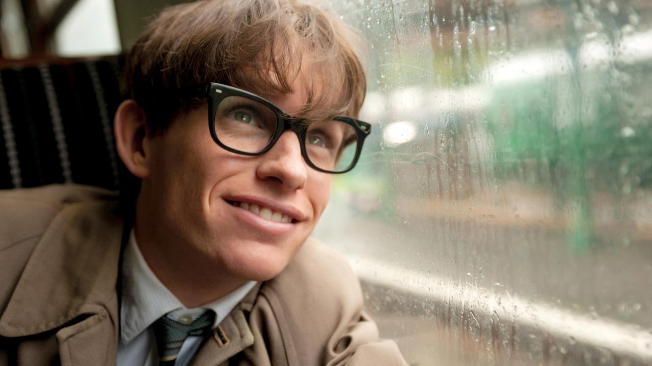 Eddie Redmayne als Stephen Hawking in einer Szene des Kinofilms "Die Entdeckung der Unendlichkeit". Eddie Redmayne als Stephen Hawking in einer Szene des Kinofilms "Die Entdeckung der Unendlichkeit".