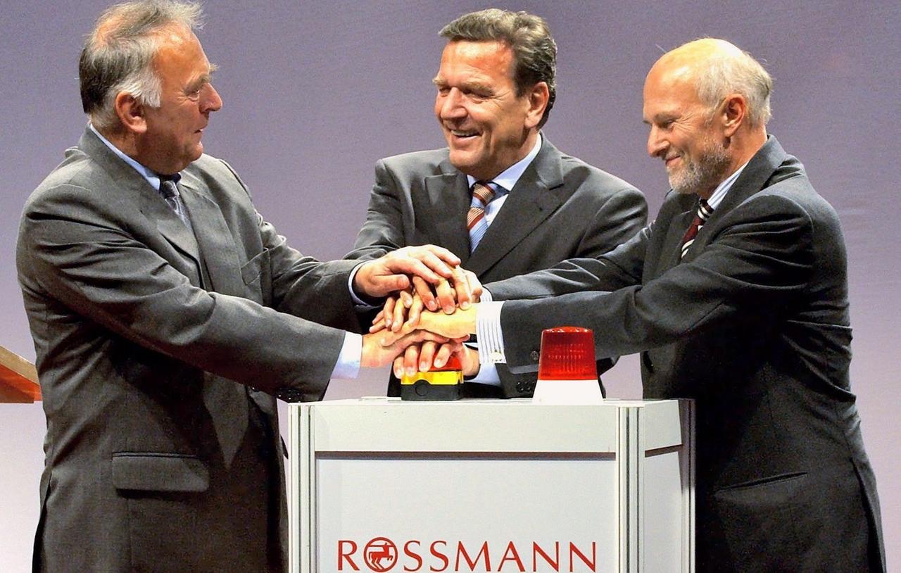 Gemeinsam mit Bundeskanzler Gerhard Schröder (M) drücken der Ministerpräsident von Sachsen-Anhalt, Wolfgang Böhmer (l) und der Unternehmer Dirk Rossman am 28.8.2002 einen symbolischen Startknopf in Landsberg bei Halle. Schröder eröffnete in der Saalkreiststadt ein Logistikzentrum der Drogerie-Kette Rossmann (Burgwedel). Das Unternehmen investierte in das Zentrum rund 27 Millionen Euro und schuf 130 Arbeitsplätze. Der Standort Landsberg beliefert vor allem die Filialen in den neuen Bundesländern. | Gemeinsam mit Bundeskanzler Gerhard Schröder (M) drücken der Ministerpräsident von Sachsen-Anhalt, Wolfgang Böhmer (l) und der Unternehmer Dirk Rossman am 28.8.2002 einen symbolischen Startknopf in Landsberg bei Halle. Schröder eröffnete in der Saalkreiststadt ein Logistikzentrum der Drogerie-Kette Rossmann (Burgwedel). Das Unternehmen investierte in das Zentrum rund 27 Millionen Euro und schuf 130 Arbeitsplätze. Der Standort Landsberg beliefert vor allem die Filialen in den neuen Bundesländern. |