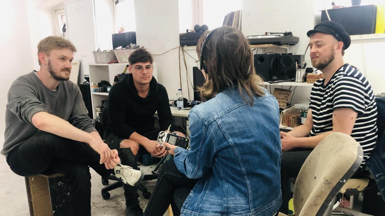 Atelier Besuch bei Fabian Hub (Mitte) mit Yannick Riemer (re) und Felix Becker (li). Atelier Besuch bei Fabian Hub (Mitte) mit Yannick Riemer (re) und Felix Becker (li).