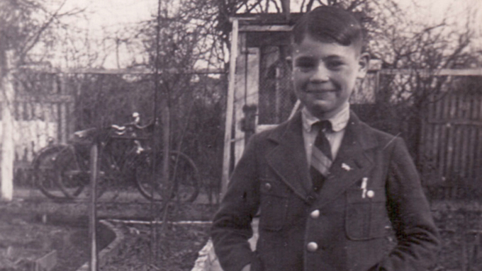 Vater der Autorin, Manni Weiß, als er zehn Jahre alt war, in der Ausgeh-Uniform des Waisenhauses (1939)