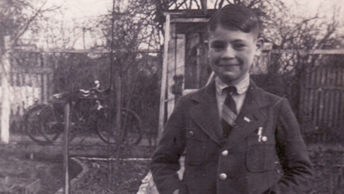 Vater der Autorin, Manni Weiß, als er zehn Jahre alt war, in der Ausgeh-Uniform des Waisenhauses (1939) Vater der Autorin, Manni Weiß, als er zehn Jahre alt war, in der Ausgeh-Uniform des Waisenhauses (1939)