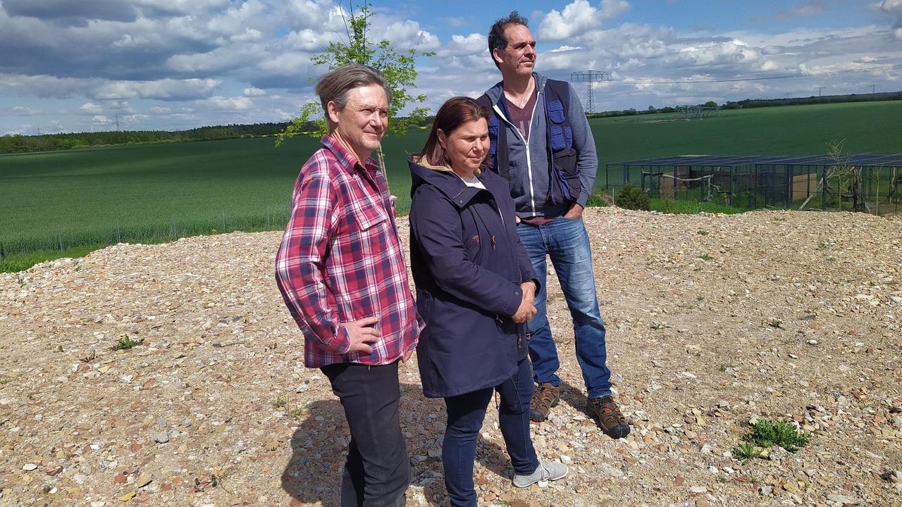 Steffen Baumann, Juliane Uhlig und Harald Höppner vom Barnimer Aktionsbündnis vor dem Planungsgebiet des Solarparks. Steffen Baumann, Juliane Uhlig und Harald Höppner vom Barnimer Aktionsbündnis vor dem Planungsgebiet des Solarparks.