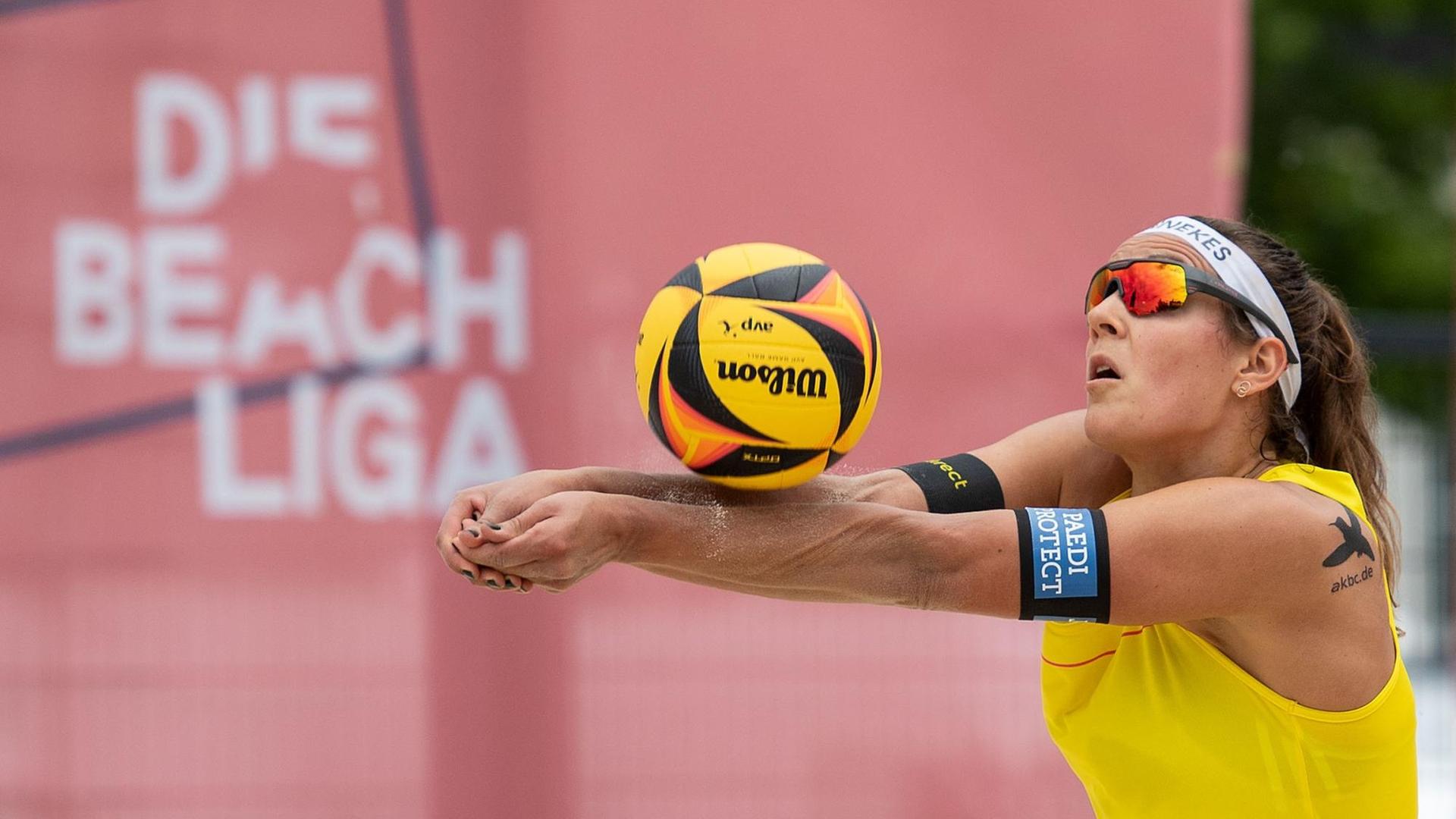 Victoria Bieneck spielt den Ball. Victoria Bieneck spielt den Ball.