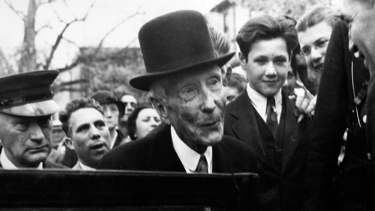 Umringt von Schaulustigen steigt der amerikanische Industrielle und Milliardär John Davison Rockefeller nach einem Gottesdienstbesuch am 14.5.1933 in Lakewood in New Jersey in seinen Wagen.