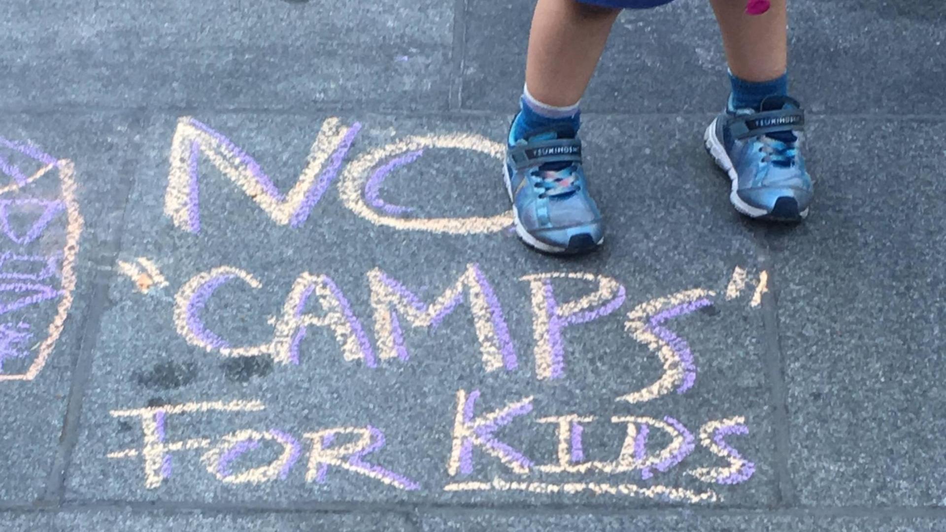 "No camps for kids": In den USA breiten sich Proteste gegen die Praxis der US-Regierung aus, Migranten-Kinder an der Grenze zu Mexiko von ihren Eltern zu trennen. "No camps for kids": In den USA breiten sich Proteste gegen die Praxis der US-Regierung aus, Migranten-Kinder an der Grenze zu Mexiko von ihren Eltern zu trennen.