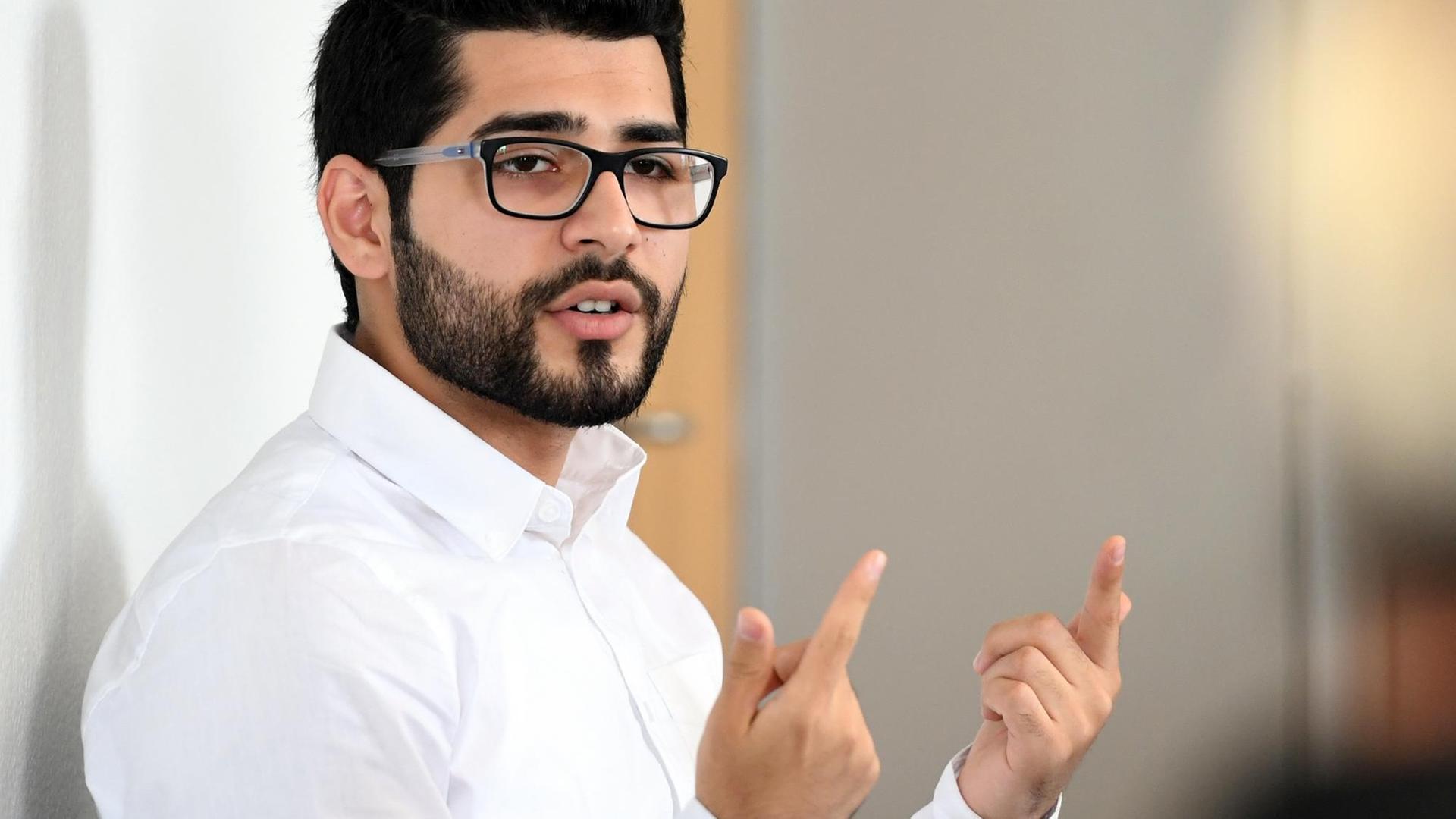Der kurdische Journalist Masoud Aqil stellt am 28.08.2017 in Berlin sein Buch «Mitten unter uns. Wie ich der Folter des IS entkam und er mich in Deutschland einholte» vor. Neun Monate verbrachte der 24-Jährige in Syrien in der Gewalt der Terrormiliz Islamischer Staat (IS). Die IS-Kämpfer folterten und demütigten ihn. Er musste Schmerzen ertragen und unbeschreibliche Grausamkeiten mit ansehen, bevor er im September 2015 bei einem Gefangenenaustausch freikommt. (zu dpa «Flüchtling aus Syrien: Die IS-Terroristen sind «mitten unter uns»» vom 27.08.2017) Foto: Maurizio Gambarini/dpa | Verwendung weltweit Der kurdische Journalist Masoud Aqil stellt am 28.08.2017 in Berlin sein Buch «Mitten unter uns. Wie ich der Folter des IS entkam und er mich in Deutschland einholte» vor. Neun Monate verbrachte der 24-Jährige in Syrien in der Gewalt der Terrormiliz Islamischer Staat (IS). Die IS-Kämpfer folterten und demütigten ihn. Er musste Schmerzen ertragen und unbeschreibliche Grausamkeiten mit ansehen, bevor er im September 2015 bei einem Gefangenenaustausch freikommt. (zu dpa «Flüchtling aus Syrien: Die IS-Terroristen sind «mitten unter uns»» vom 27.08.2017) Foto: Maurizio Gambarini/dpa | Verwendung weltweit