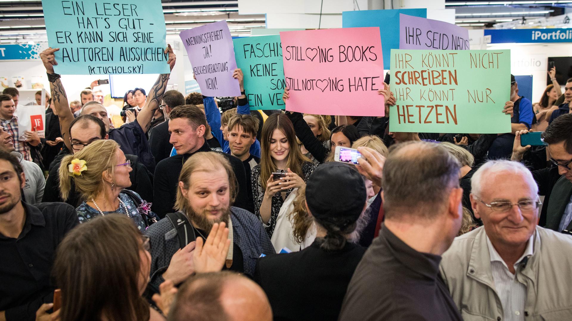 Demonstranten halten am 14.10.2017 auf der Buchmesse in Frankfurt am Main bei einer Lesung und Podiumsdiskussion mit Thüringens AfD-Landes- und Fraktionschef Höcke, Protestplakate hoch.