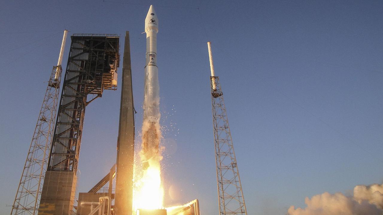 Da feuert das russische Triebwerk: Start einer Atlas-V-Rakete von Cape Canaveral aus Da feuert das russische Triebwerk: Start einer Atlas-V-Rakete von Cape Canaveral aus