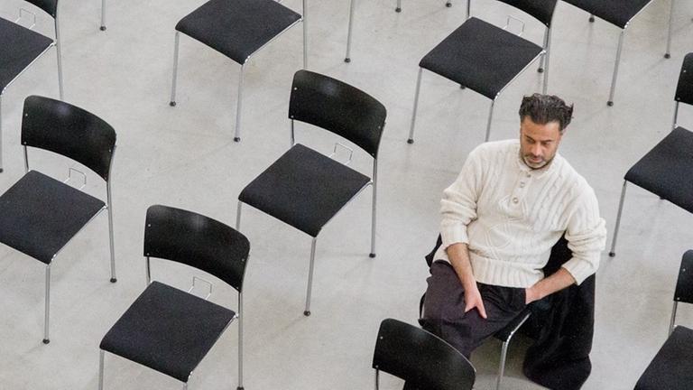 Samir Odeh-Tamimi sitzt in einsamen Stuhlreihen