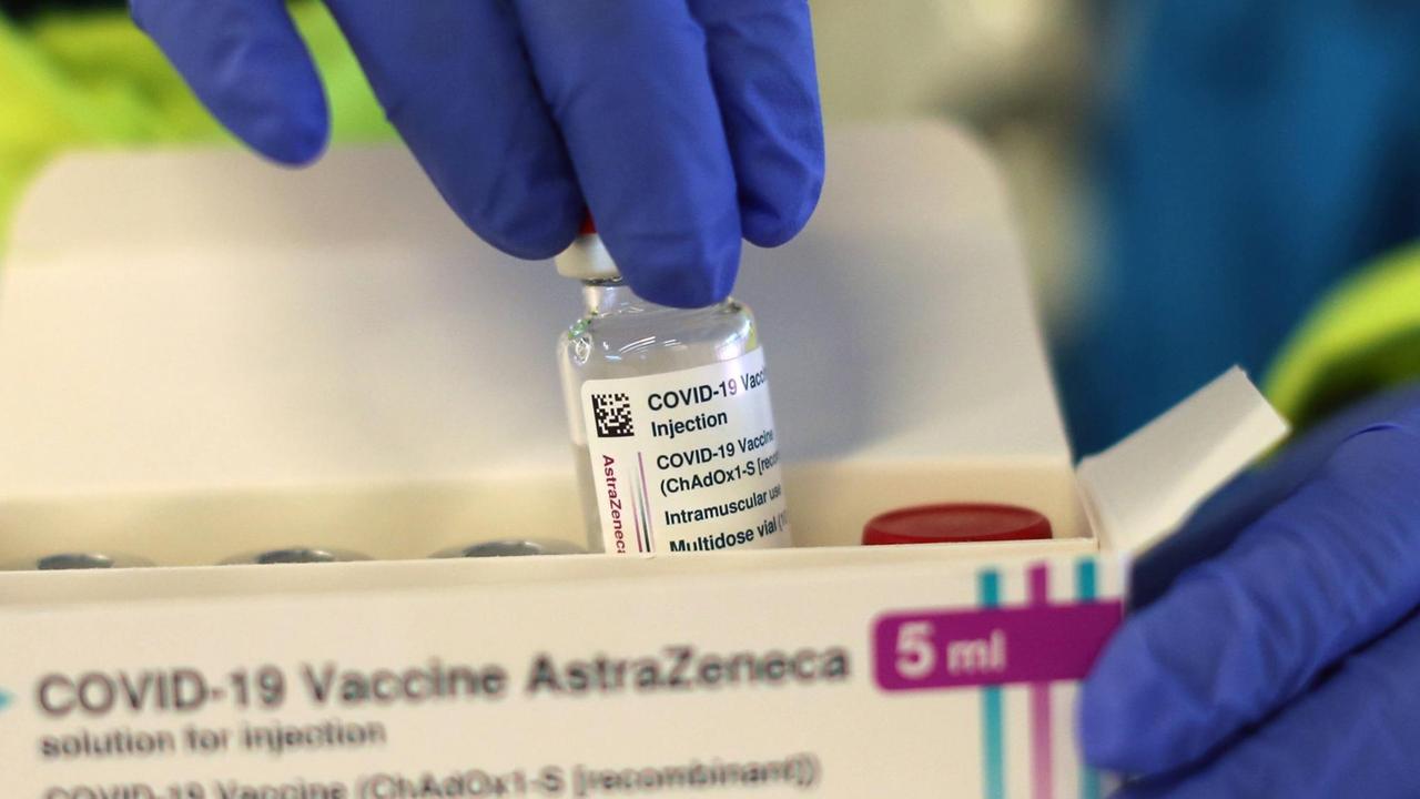 Ein Flaschchen des Covid-19-Impfstoffes von AstraZeneca wird aus der Verpackung genommen. Madrid, 27.02.2021. Ein Flaschchen des Covid-19-Impfstoffes von AstraZeneca wird aus der Verpackung genommen. Madrid, 27.02.2021.