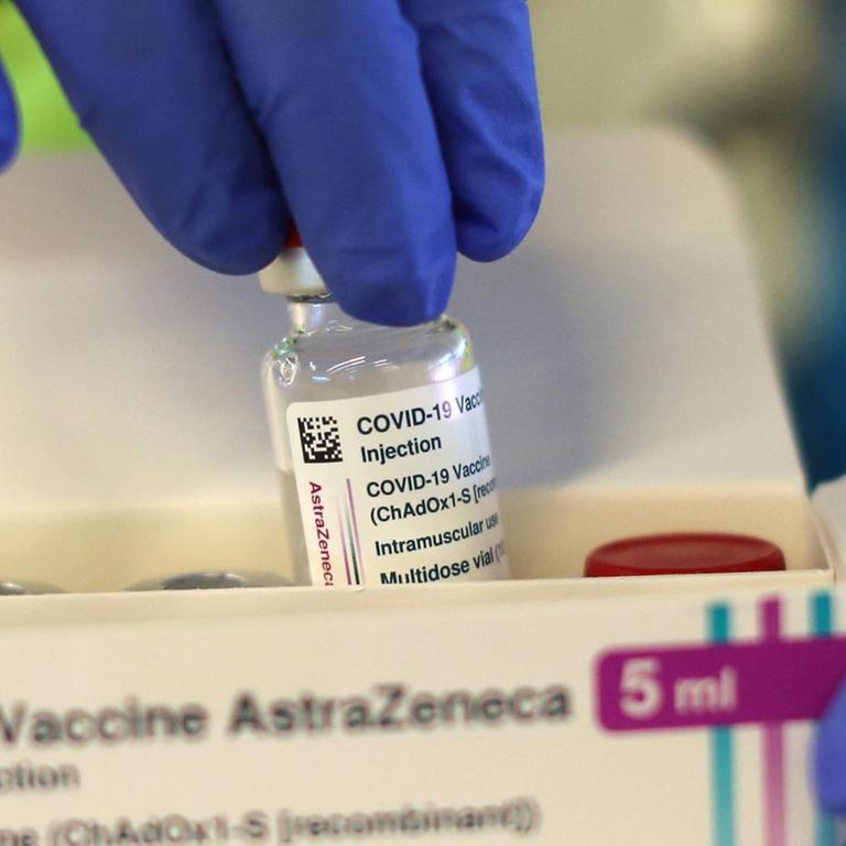 Ein Flaschchen des Covid-19-Impfstoffes von AstraZeneca wird aus der Verpackung genommen. Madrid, 27.02.2021.