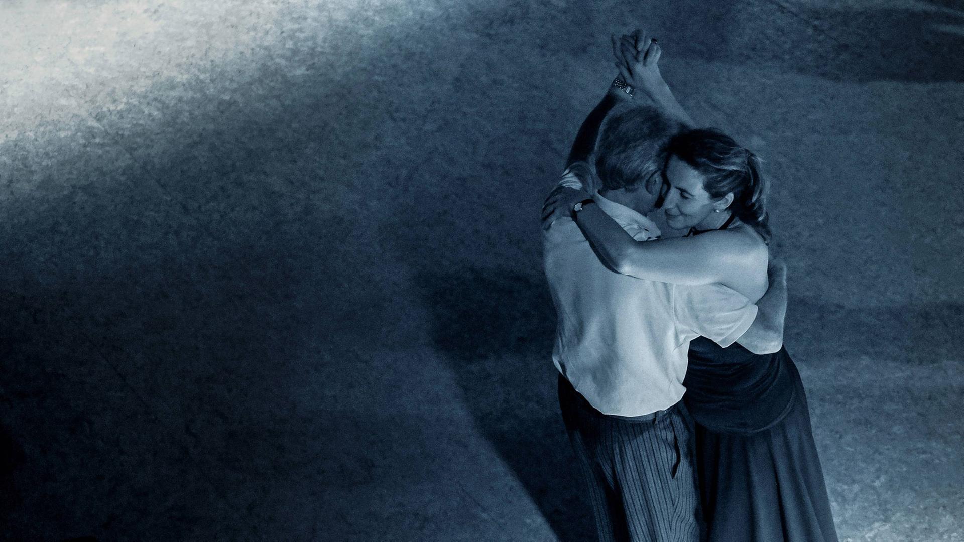Ein eng umschlungenes Paar beim Tango-Tanzen, aufgenommen in Köln Ein eng umschlungenes Paar beim Tango-Tanzen, aufgenommen in Köln