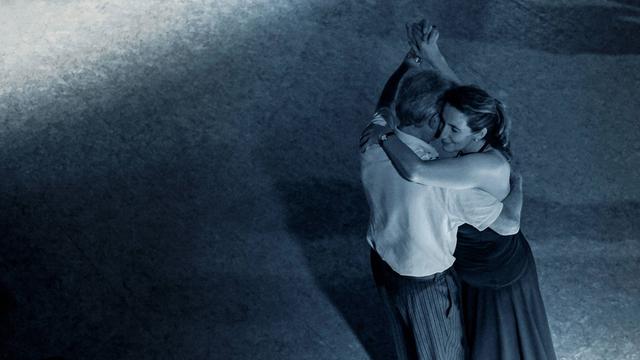 Ein eng umschlungenes Paar beim Tango-Tanzen, aufgenommen in Köln