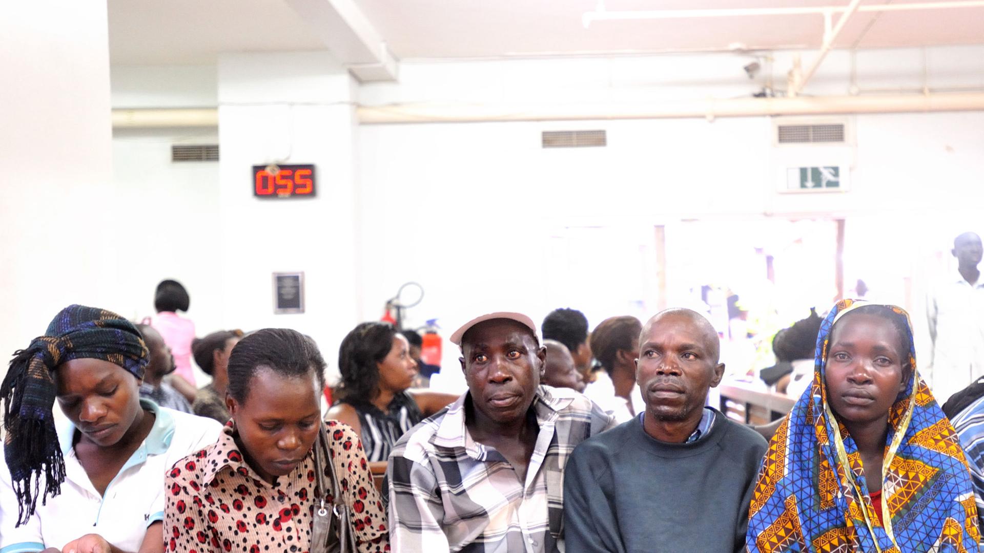 In der Klinik für Infektionskrankheiten im Mulago Krankenhaus in Kampala, Uganda, warten Patienten mit HIV-Erkrankung auf kostenlose Behandlung. In der Klinik für Infektionskrankheiten im Mulago Krankenhaus in Kampala, Uganda, warten Patienten mit HIV-Erkrankung auf kostenlose Behandlung.