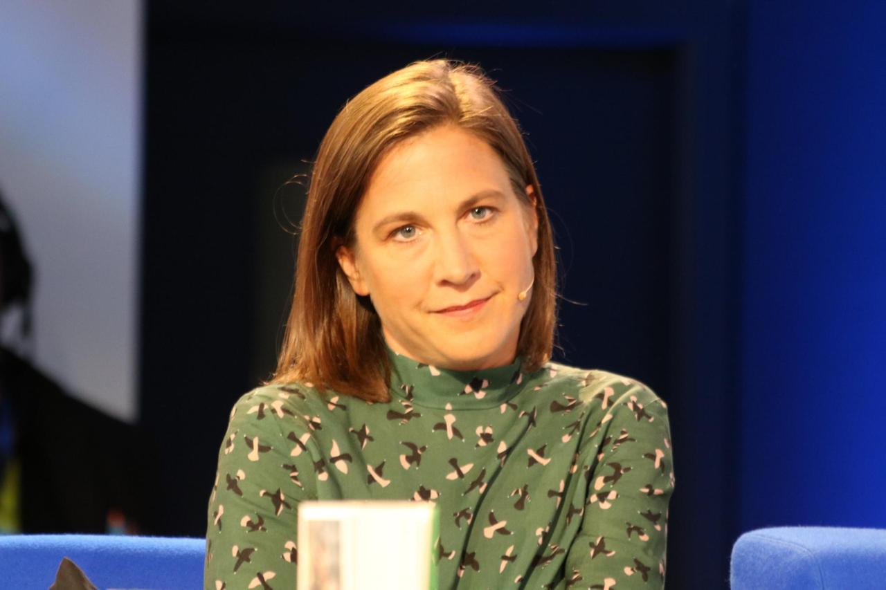 Kirsten Meyer auf dem blauen Sofa zur blauen Stunde Kirsten Meyer auf dem blauen Sofa zur blauen Stunde