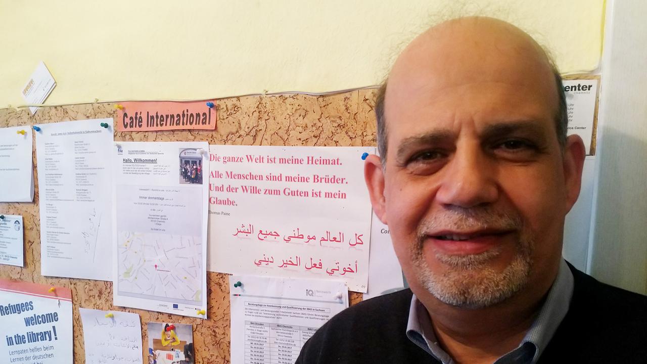 Porträt von Maythem Jabar Abdulhassan vor einer Pinnwand Porträt von Maythem Jabar Abdulhassan vor einer Pinnwand