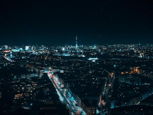 Das nächtliche Berlin mit dem Fernsehturm aus der Luft gesehen.