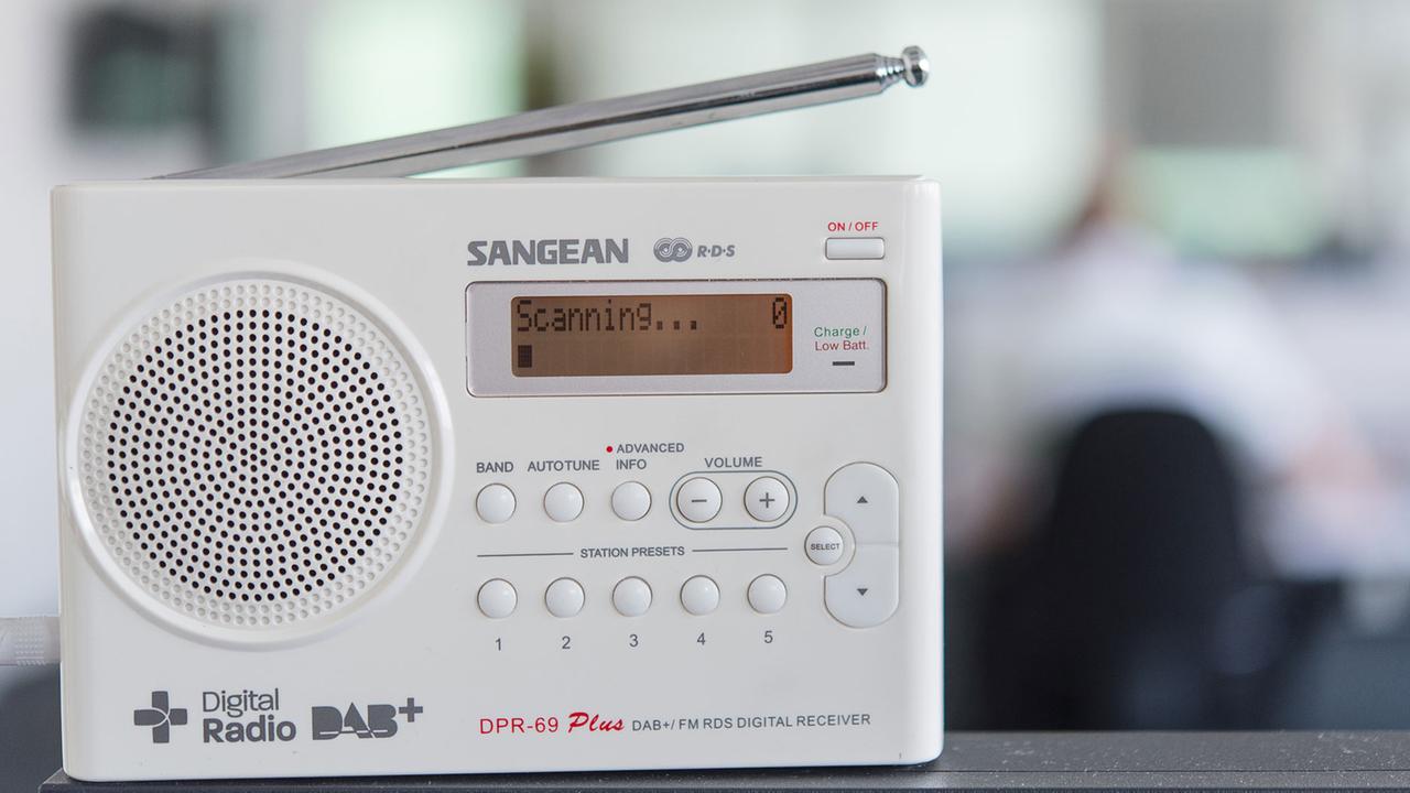 Ein digitaler Radioempfänger steht am 30.05.2016 in Hannover (Niedersachsen) in einem Büro. Ein digitaler Radioempfänger steht am 30.05.2016 in Hannover (Niedersachsen) in einem Büro.