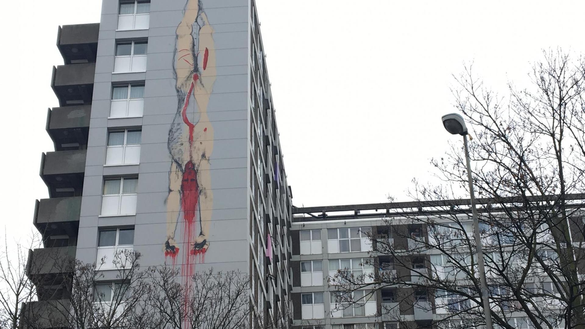 Das Graffiti an einer Hauswand in Brüssel zeigt einen herunterhängenden, ausblutenden Körper. Sein Vorbild ist das Gemälde "Die Leichen der Gebrüder de Witt" des holländischen Künstlers Jan de Baen aus dem 17. Jahrhundert. Das Graffiti an einer Hauswand in Brüssel zeigt einen herunterhängenden, ausblutenden Körper. Sein Vorbild ist das Gemälde "Die Leichen der Gebrüder de Witt" des holländischen Künstlers Jan de Baen aus dem 17. Jahrhundert.