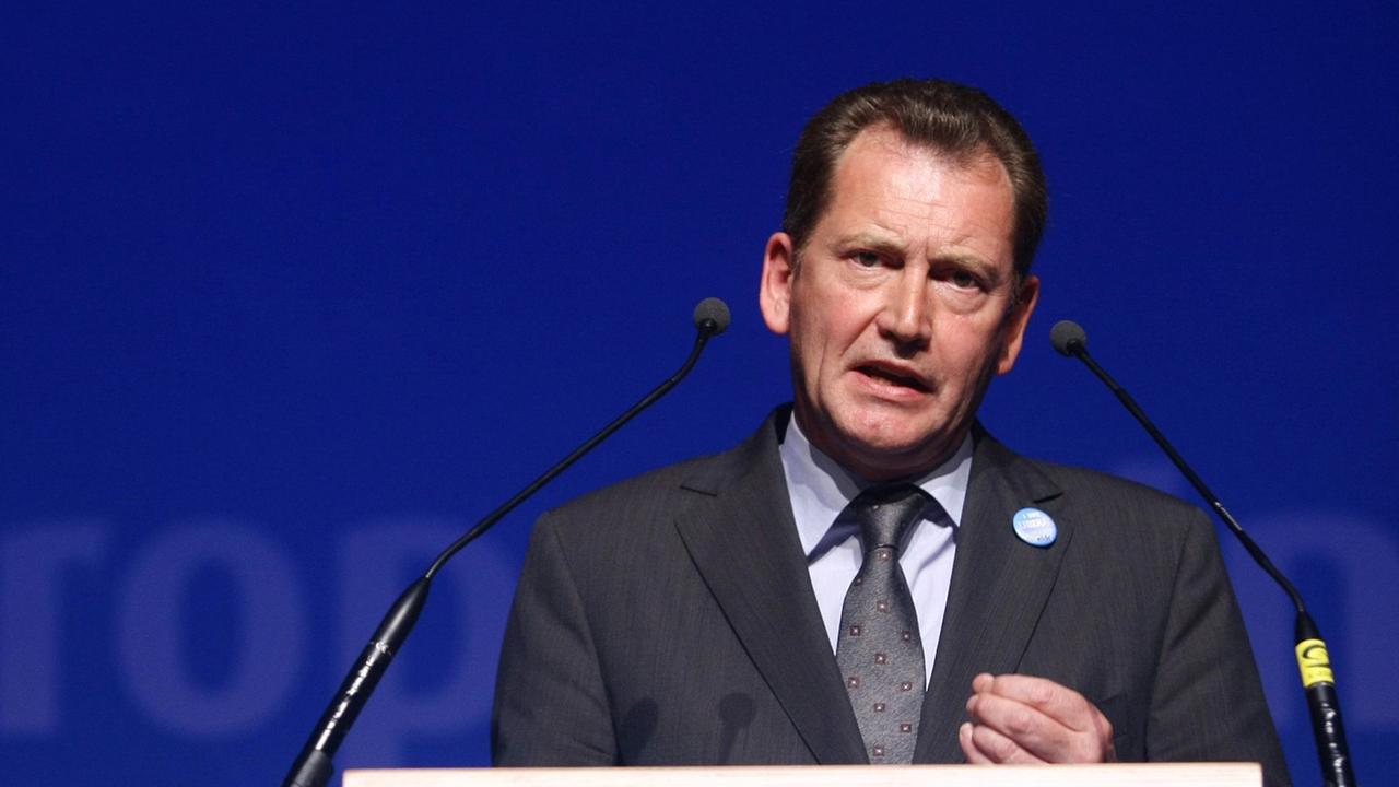 Der Vorsitzende der ALDE-Fraktion im Europäischen Parlament, Graham Watson, vor blauem Hintergrund