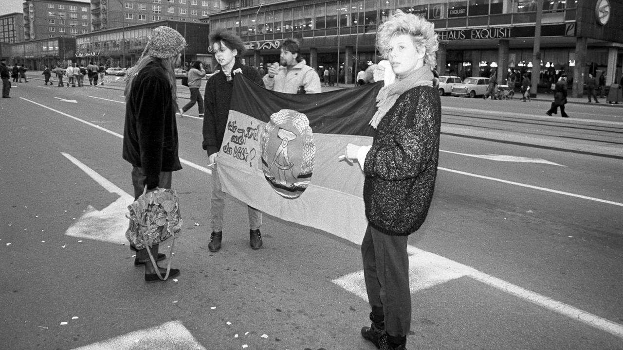 Wendezeit in Karl-Marx-Stadt. 6.3.1990, zwei Frauen mit einer DDR-Flagge in der Hand.