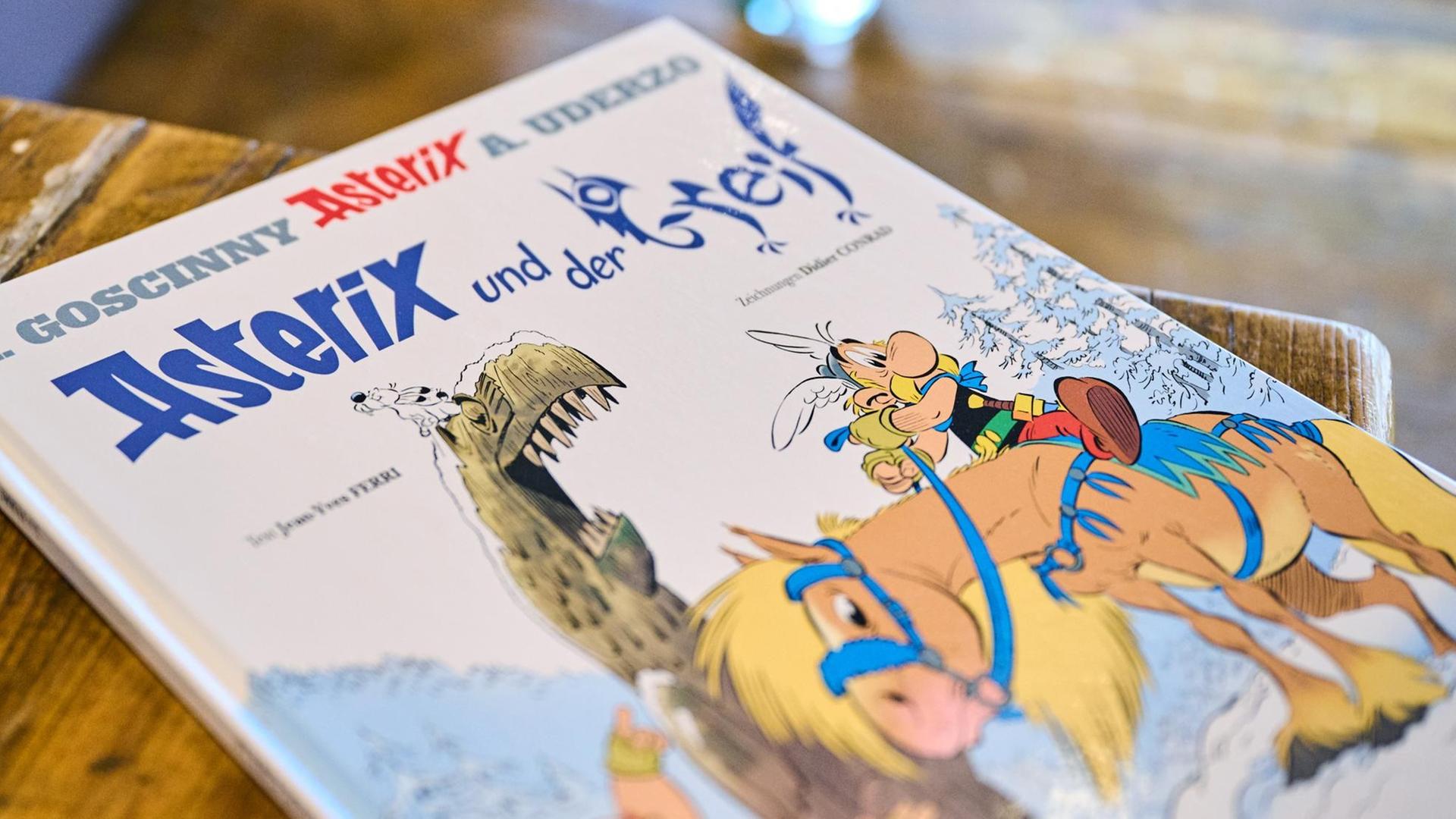 Der neue Asterix-Band "Asterix und der Greif" liegt auf einem Tisch in einem Cafe. Der neue Asterix-Band "Asterix und der Greif" liegt auf einem Tisch in einem Cafe.