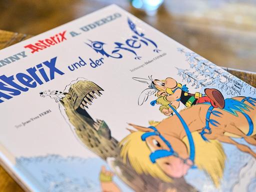Der neue Asterix-Band "Asterix und der Greif" liegt auf einem Tisch in einem Cafe.