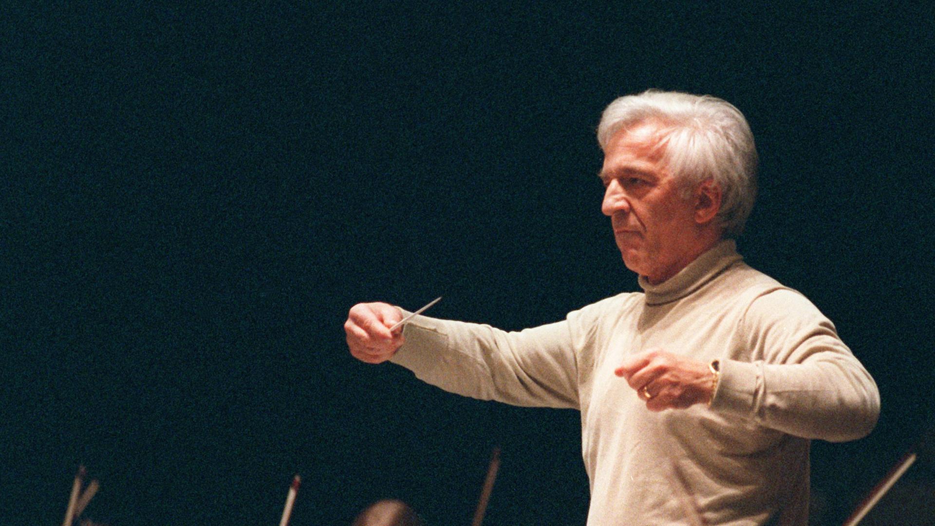 Der 1963 ausgebürgerte russische Pianist, Kammermusiker und Dirigent Vladimir Ashkenazy dirigiert 1999 das Deutsche Symphonie-Orchester Berlin im Forum Leverkusen. Der 1963 ausgebürgerte russische Pianist, Kammermusiker und Dirigent Vladimir Ashkenazy dirigiert 1999 das Deutsche Symphonie-Orchester Berlin im Forum Leverkusen.