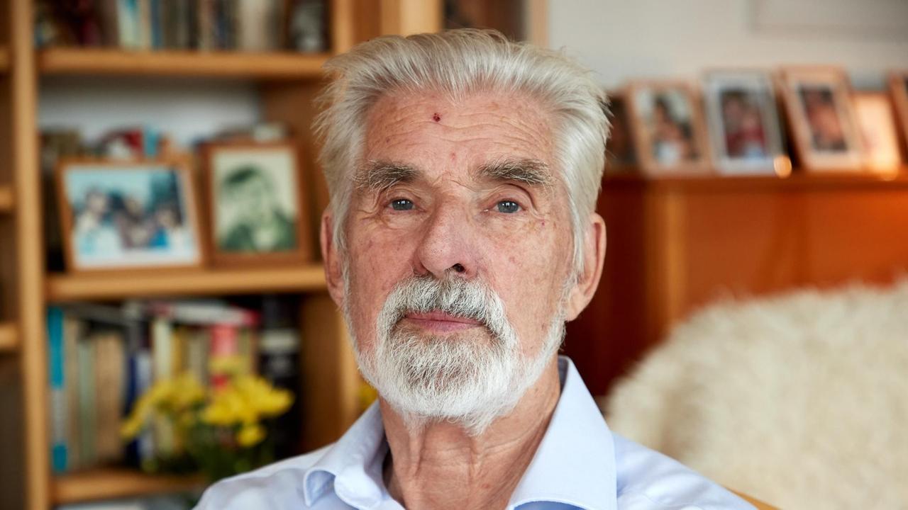 Klimaforscher Klaus Hasselmann sitzt in seiner Wohnung. Der Nobelpreis für Physik geht in diesem Jahr an den Deutschen Klaus Hasselmann, Syukuro Manabe (USA) und den Italiener Giorgio Parisi für physikalische Modelle zum Erdklima. Klimaforscher Klaus Hasselmann sitzt in seiner Wohnung. Der Nobelpreis für Physik geht in diesem Jahr an den Deutschen Klaus Hasselmann, Syukuro Manabe (USA) und den Italiener Giorgio Parisi für physikalische Modelle zum Erdklima.