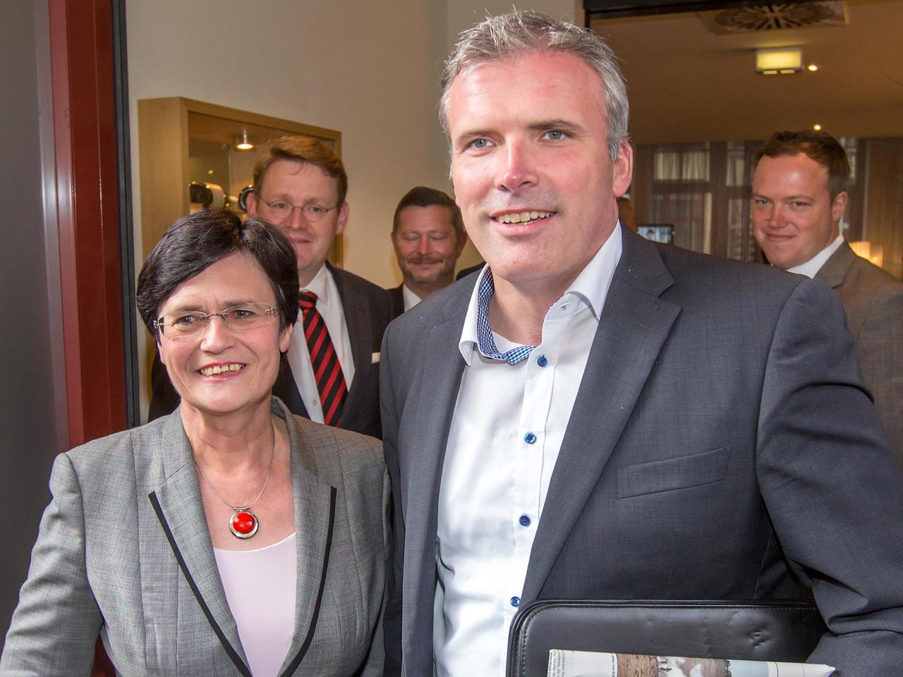 Thüringens Ministerpräsidentin Christine Lieberknecht (CDU) und Erfurts Oberbürgermeister Andreas Bausewein (SPD) stehen am 17.10.2014 zu Beginn der letzten vorgesehenen Sondierungsrunde zwischen beiden Parteien in Erfurt (Thüringen) nebeneinander. Thüringens Ministerpräsidentin Christine Lieberknecht (CDU) und Erfurts Oberbürgermeister Andreas Bausewein (SPD) stehen am 17.10.2014 zu Beginn der letzten vorgesehenen Sondierungsrunde zwischen beiden Parteien in Erfurt (Thüringen) nebeneinander.