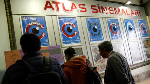 Besucher vor der Atlas Kino Halle in Istanbul, wo ein Teil des Istanbuler Filmfestivals stattfindet.