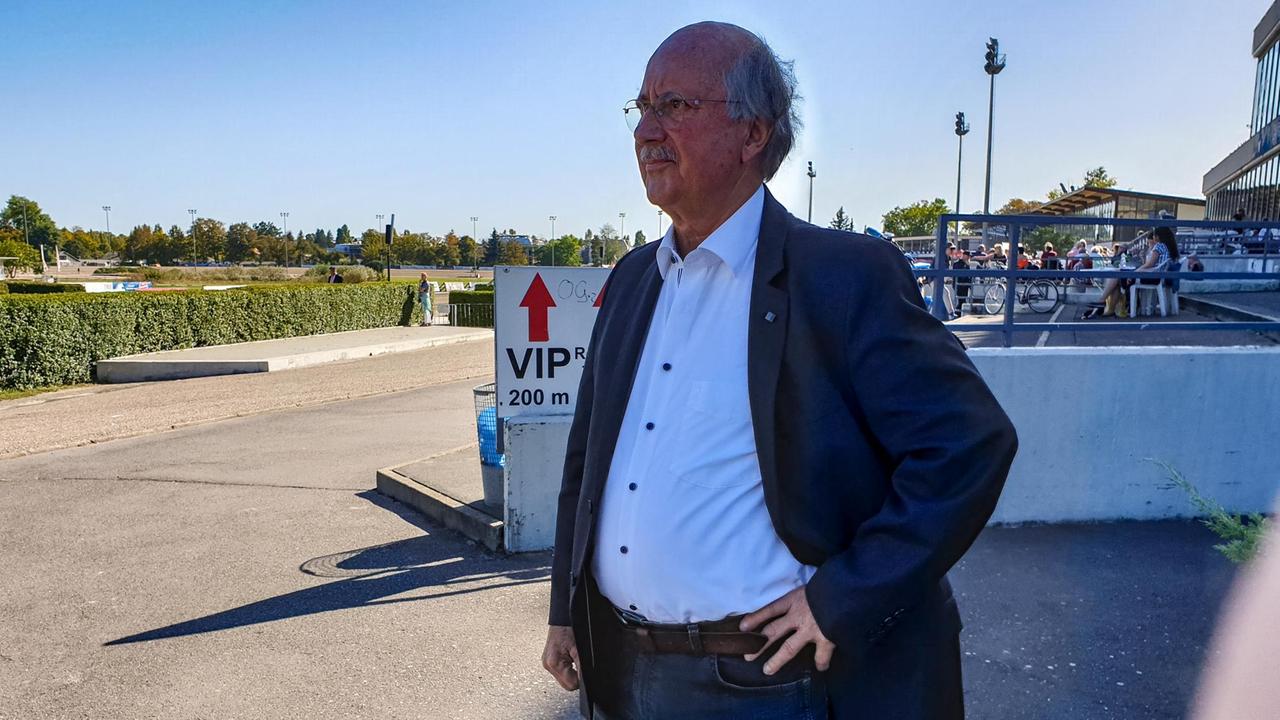 Porträt von Ulrich Mommert auf der Trabrennbahn. Porträt von Ulrich Mommert auf der Trabrennbahn.