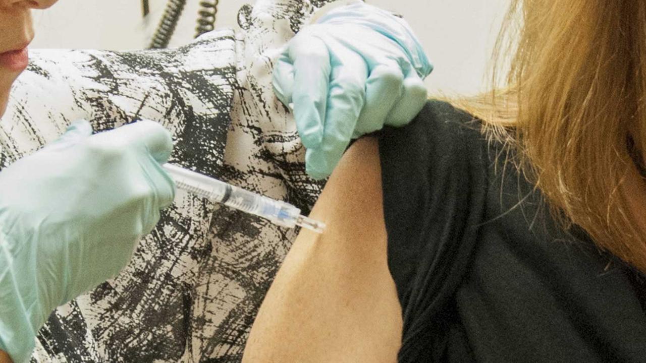 Eine Patientin erhält eine Injektion eines Ebola-Impfstoffs Eine Patientin erhält eine Injektion eines Ebola-Impfstoffs
