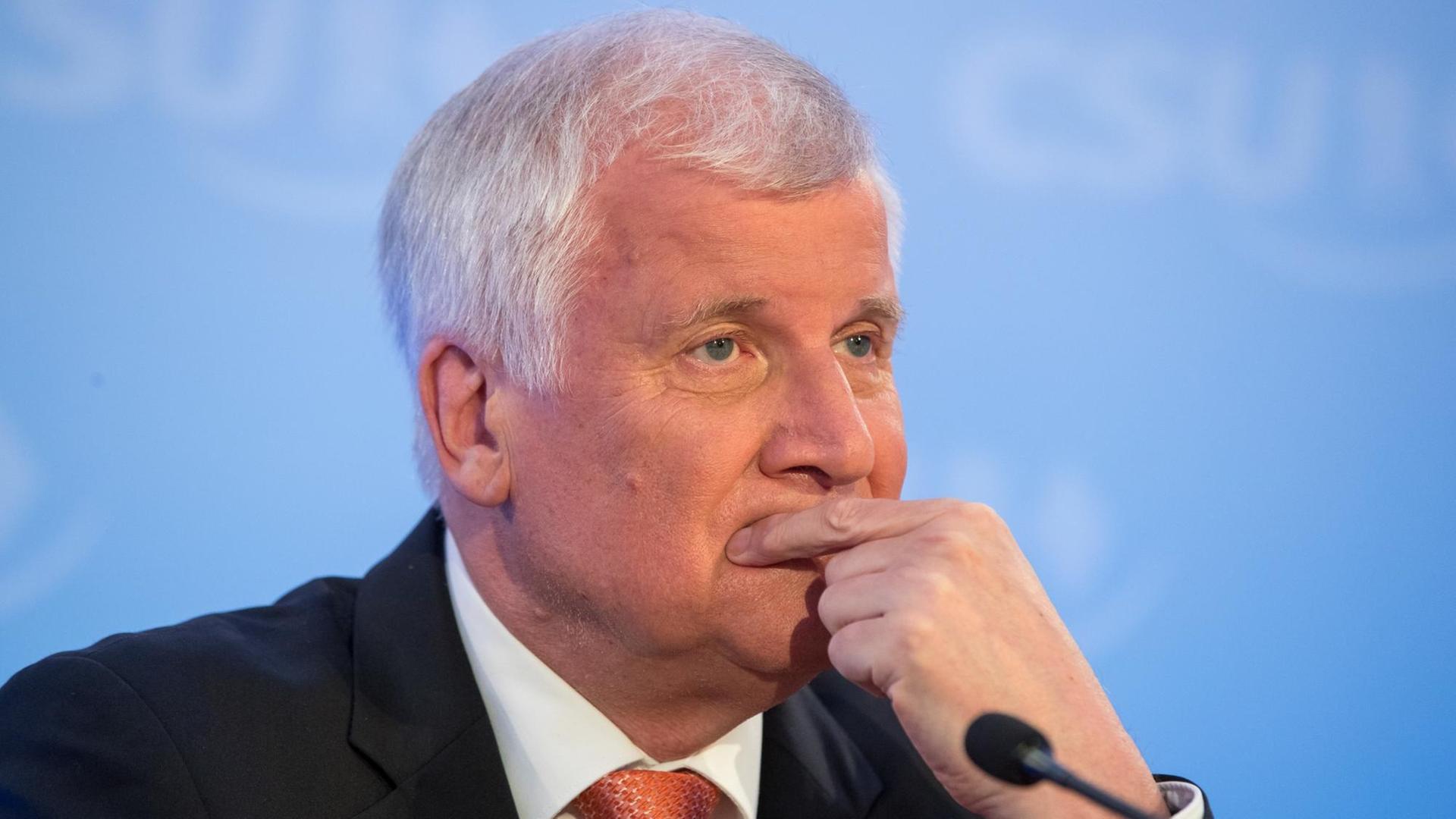 Der bayerische Ministerpräsident, Horst Seehofer (CSU), spricht am 10.09.2016 in Schwarzenfeld (Bayern) während der Abschlusspressekonferenz der CSU-Vorstandsklausur. Der bayerische Ministerpräsident, Horst Seehofer (CSU), spricht am 10.09.2016 in Schwarzenfeld (Bayern) während der Abschlusspressekonferenz der CSU-Vorstandsklausur.