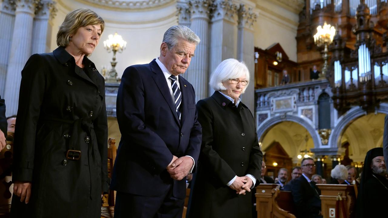 Bundespräsident Joachim Gauck und seine Lebensgefährtin Daniela Schadt (l.) und Irmgard Schwaetzer, Präses der EKD-Synode bei dem Gottestdienst im Berliner Dom Bundespräsident Joachim Gauck und seine Lebensgefährtin Daniela Schadt (l.) und Irmgard Schwaetzer, Präses der EKD-Synode bei dem Gottestdienst im Berliner Dom