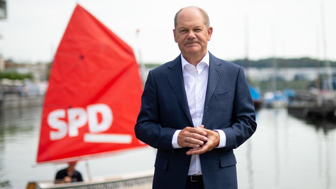 Olaf Scholz, Bundesfinanzminister und Kanzlerkandidat der SPD, steht am Ufer des Phönixsees in Dortmund Olaf Scholz, Bundesfinanzminister und Kanzlerkandidat der SPD, steht am Ufer des Phönixsees in Dortmund