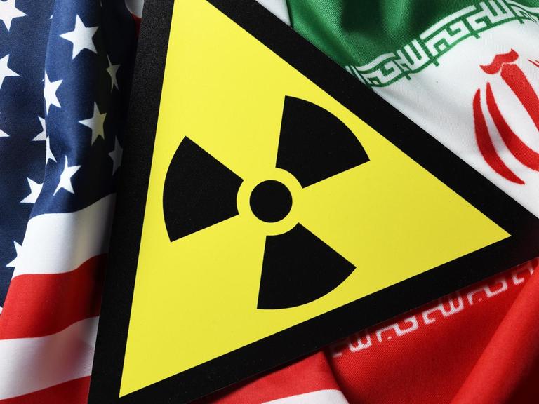 Eine Bildkollage auf der die Fahnen der USA und des Iran sowie ein Radioaktivitätwarnschild zu sehen sind.