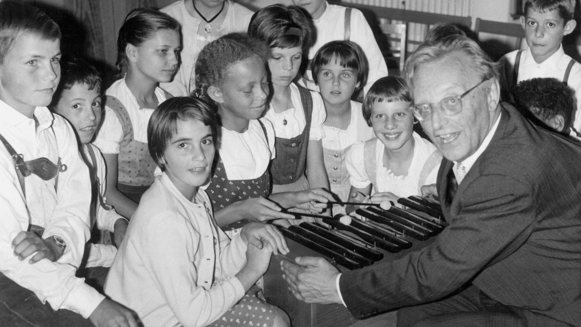 Der deutsche Komponist Carl Orff ("Carmina Burana") zeigt Kindern des SOS-Kinderdorfes in Dießen am Ammersee am 28.9.1964 das Musizieren mit einem Xylophon. Der deutsche Komponist Carl Orff ("Carmina Burana") zeigt Kindern des SOS-Kinderdorfes in Dießen am Ammersee am 28.9.1964 das Musizieren mit einem Xylophon.