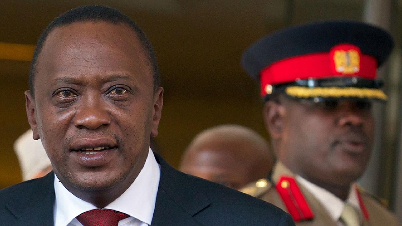 Ein Archivfoto vom 7. Mai 2013 zeigt den kenianischen Präsidenten Uhuru Kenyatta (l), wie er ein Hotel im Zentrum von London verlässt. Ein Archivfoto vom 7. Mai 2013 zeigt den kenianischen Präsidenten Uhuru Kenyatta (l), wie er ein Hotel im Zentrum von London verlässt.
