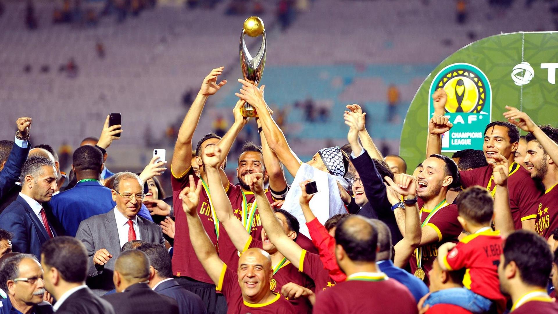 Spieler des tunesischen Fußballklubs Espérance de Tunis jubeln nach einem chaotischen Finale über den Gewinn der afrikanischen Champions League Spieler des tunesischen Fußballklubs Espérance de Tunis jubeln nach einem chaotischen Finale über den Gewinn der afrikanischen Champions League