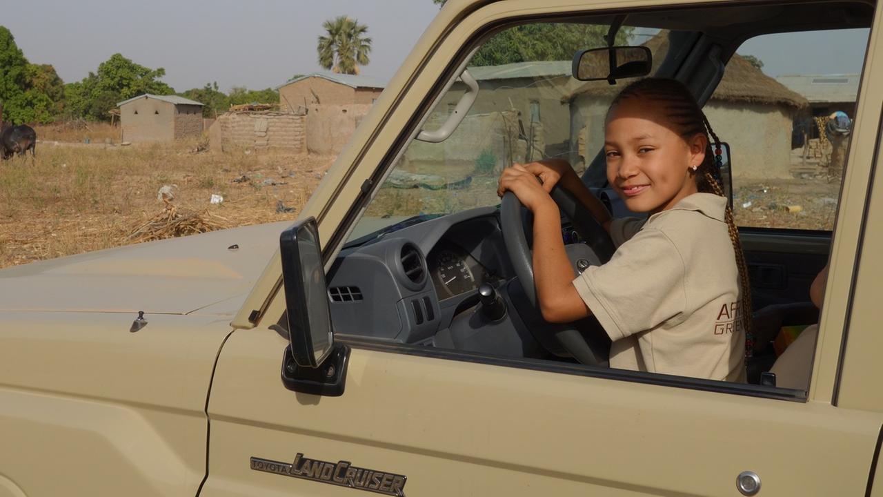Naomi Schreiber sitzt auf dem Fahrersitz eines Jeeps.