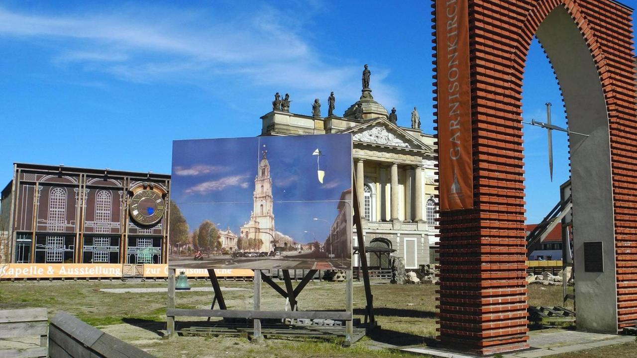 Blick auf die Freifläche der ehemaligen Garnisonkirche an der Breiten Strasse in Potsdam. Eine ausgestellte Fotografie der Kirche und ein Torbogen im Vordergrund erinnern. Blick auf die Freifläche der ehemaligen Garnisonkirche an der Breiten Strasse in Potsdam. Eine ausgestellte Fotografie der Kirche und ein Torbogen im Vordergrund erinnern.