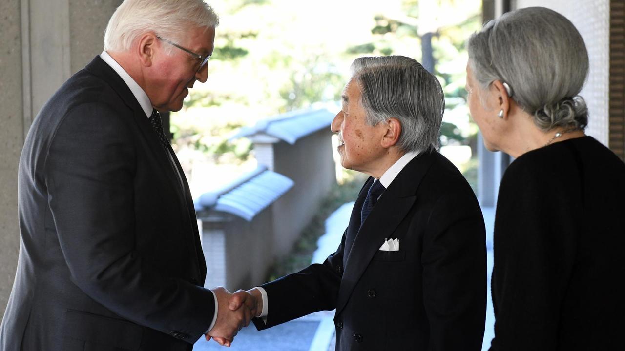 Bundespräsident schüttelt die hand von Kaiser Akihito.