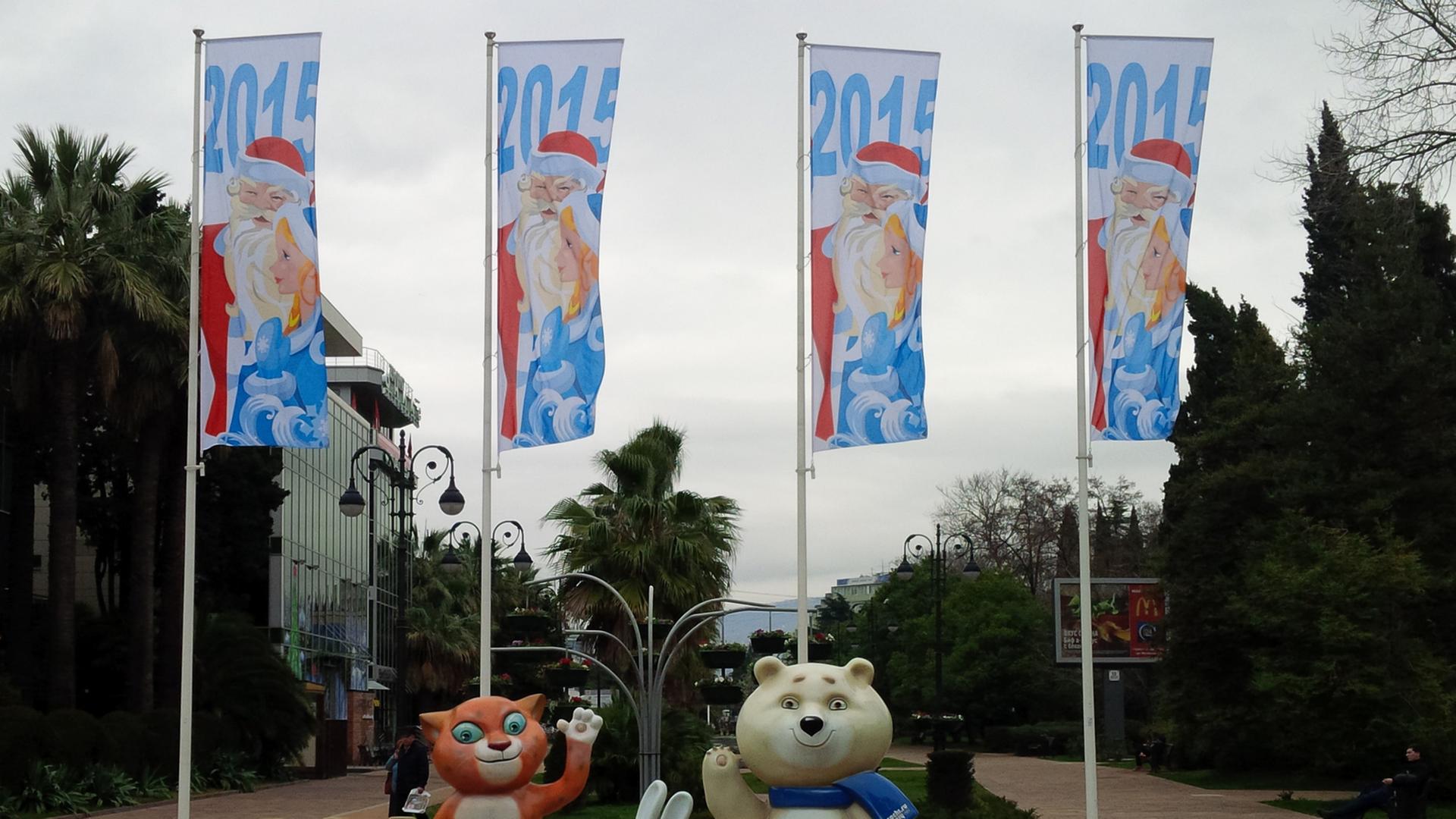 Lebensgroße Plastiken der drei Sotchi-Maskottchen: ein Schneeleopard, ein Schneehase und ein Eisbär. Lebensgroße Plastiken der drei Sotchi-Maskottchen: ein Schneeleopard, ein Schneehase und ein Eisbär.