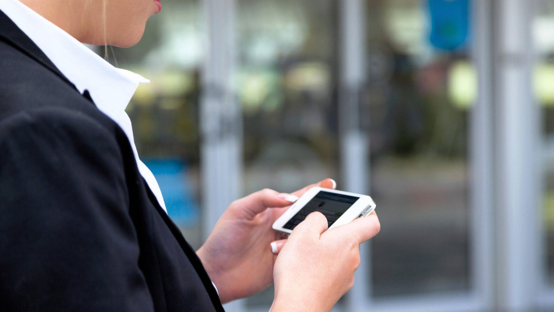 Geschäftsfrau mit Smartphone Geschäftsfrau mit Smartphone