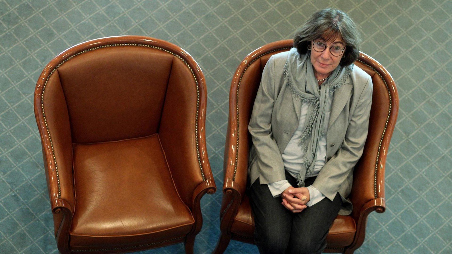 Blick von oben auf die Regisseurin Jeanine Meerapfel, die in einem Ledersessel sitzt. Blick von oben auf die Regisseurin Jeanine Meerapfel, die in einem Ledersessel sitzt.