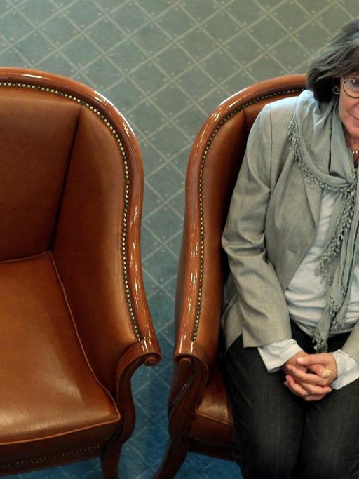 Blick von oben auf die Regisseurin Jeanine Meerapfel, die in einem Ledersessel sitzt.