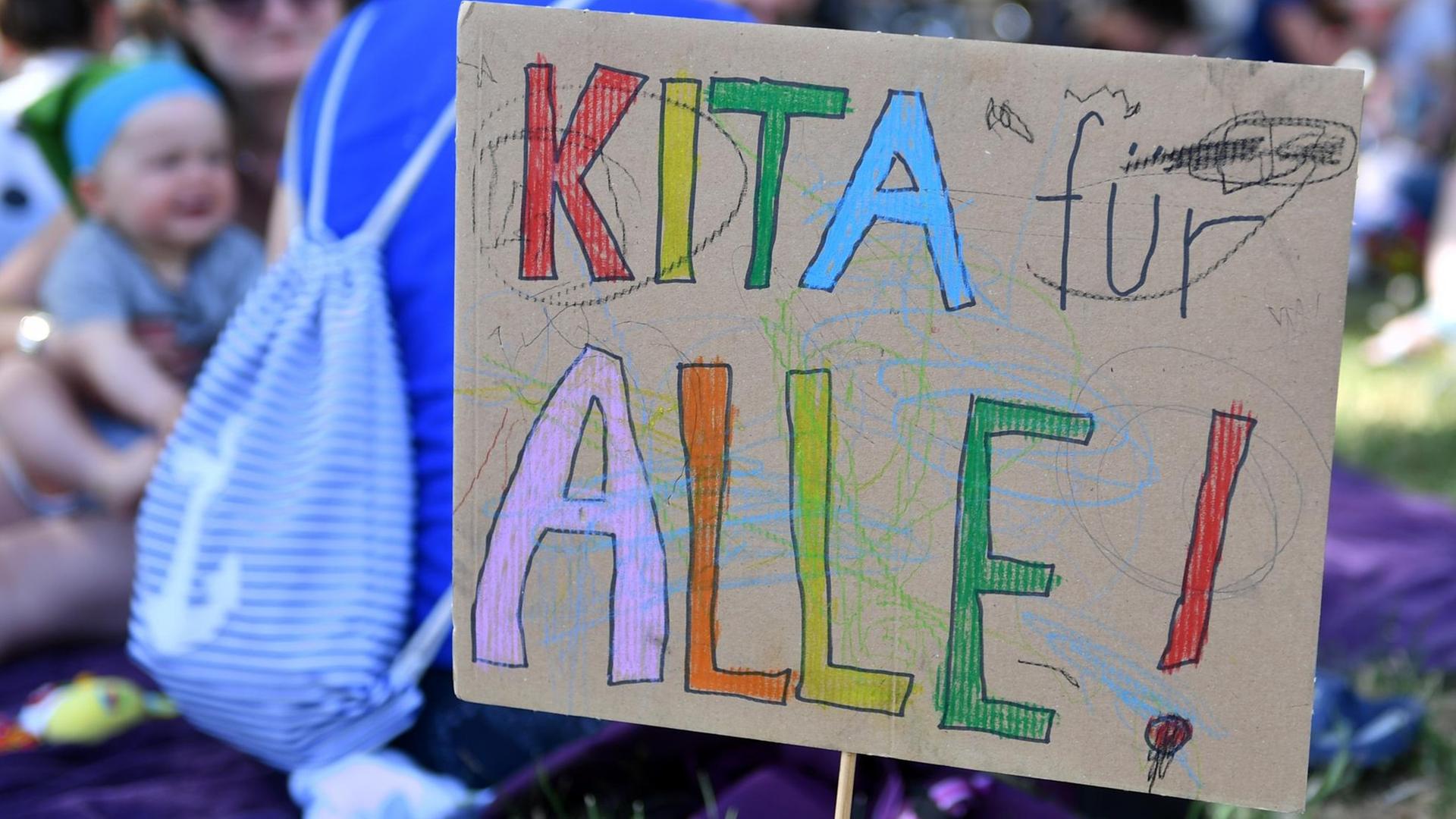 Mütter und Väter demonstrieren mit ihren Kindern in Leipzig gegen den Kita-Mangel.