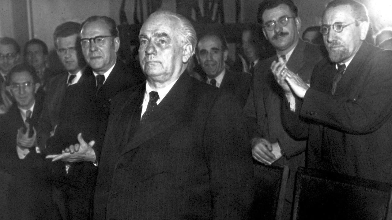 Mehrer Männer applaudieren Wilhelm Pieck nach seiner Wahl zum Präsidenten der DDR. Mehrer Männer applaudieren Wilhelm Pieck nach seiner Wahl zum Präsidenten der DDR.